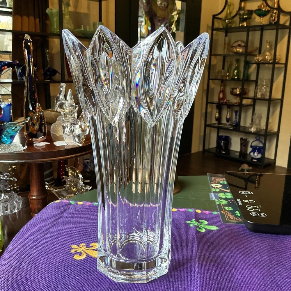 Mikasa 8.5" Crystal Parisian Ivy Flared Clear Twisted Vase w/ Frosted Leaves
